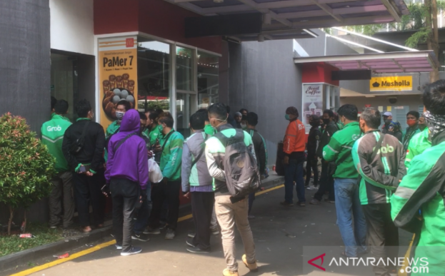 Kerumunan antrean pemesanan BTS Meals di McDonalds Artha Gading, Jakarta Utara, Rabu (9/6/2021). (ANTARA/ Abdu Faisal)