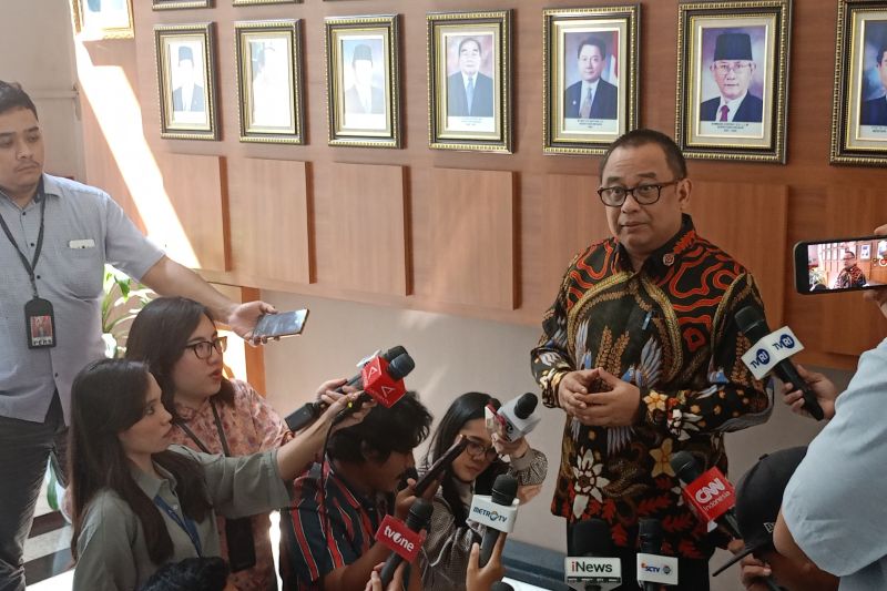 Jokowi Kedapatan Bagikan Bansos Dekat Poster Capres, Istana Berdalih Itu Kebetulan