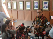 Jokowi Kedapatan Bagikan Bansos Dekat Poster Capres, Istana Berdalih Itu Kebetulan
