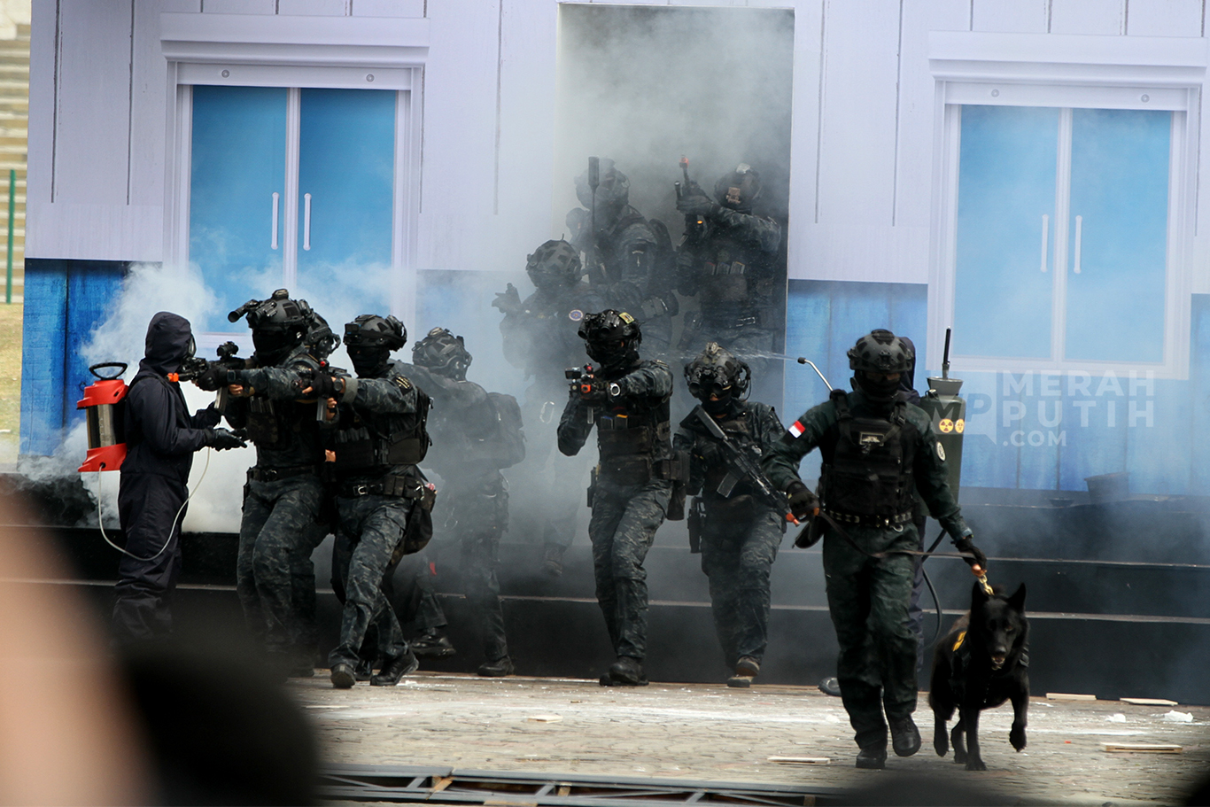 Aksi Prajurit dalam Gladi Bersih Upacara Peringatan HUT ke-80 TNI di Lapangan Monas