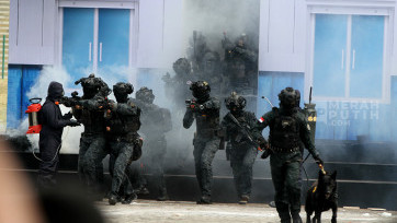 Aksi Prajurit dalam Gladi Bersih Upacara Peringatan HUT ke-80 TNI di Lapangan Monas 