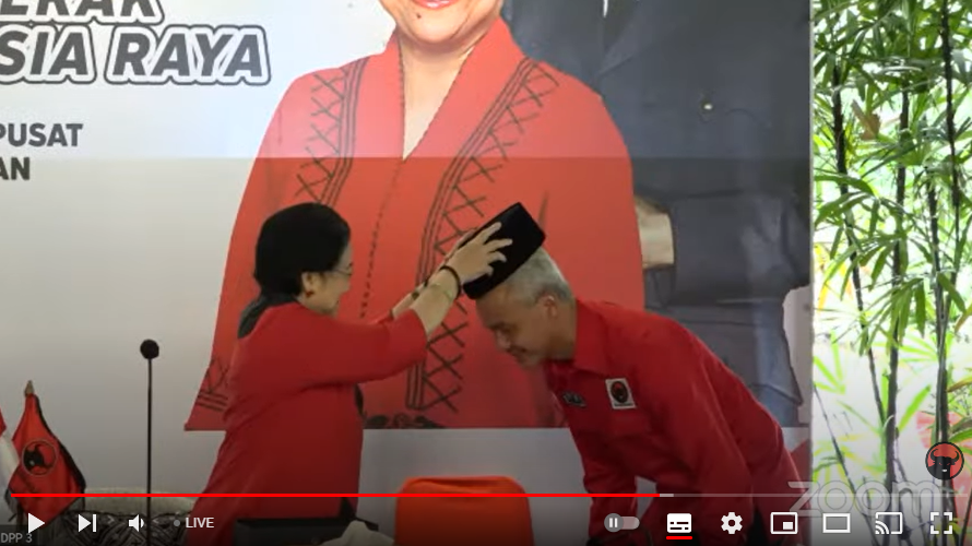 Sematkan Kopiah ke Ganjar, Megawati: Nasional dan Religius