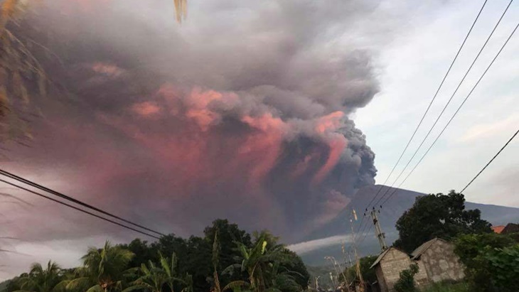Hati-hati, Abu Vulkanis Gunung Agung ke Arah Lombok