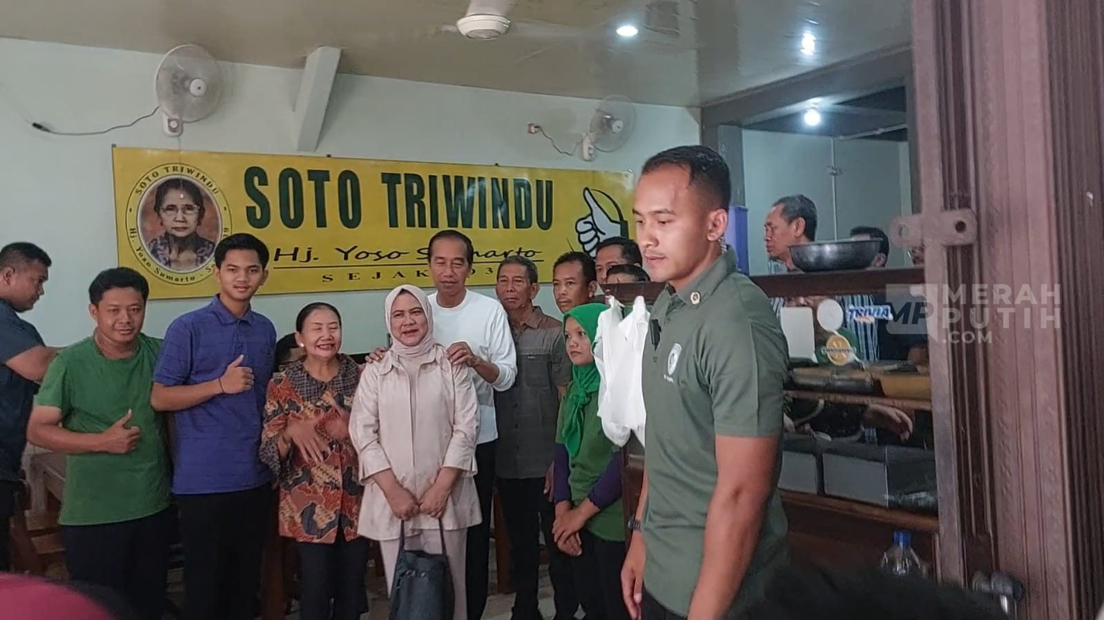 Minggu Pagi Pertama Jokowi Pensiun, Sarapan Soto Triwindu Dikawal 3 Paspampres