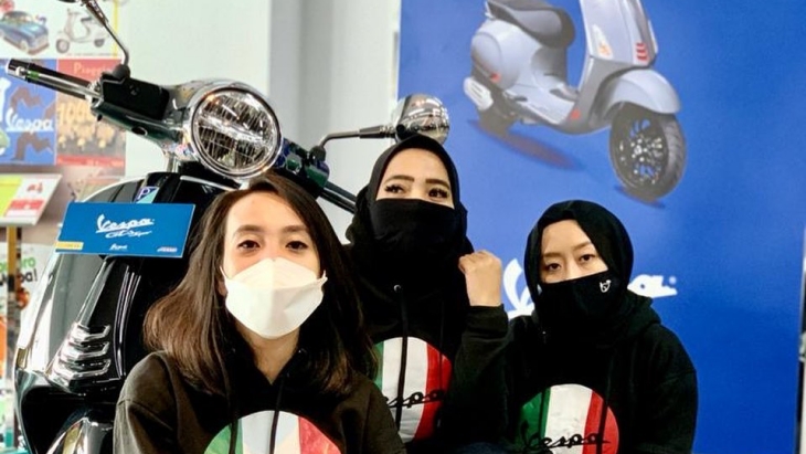 Iri Bilang Bos! Ini Gaya Tongkrongan 'Dedek-Dedek' Vespa Matic