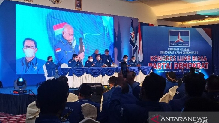 Peserta KLB saat menghubungi Moeldoko dalam Kongres Luar Biasa (KLB) di Hotel The Hill Sibolangit, Kabupaten Deli Serdang, Sumatera Utara, Jumat (5/3/2021). (ANTARA/Nur Aprilliana Br Sitorus)