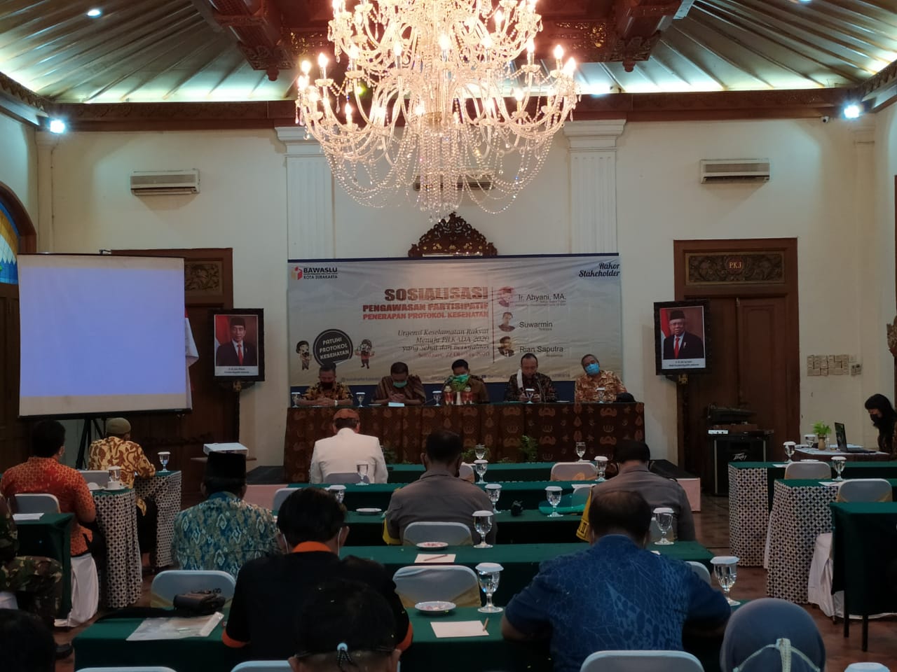 Bawaslu Solo, Jawa Tengah mengadakan rakor terkait Pilwakot Solo dengan mempertegas penerapan protokol kesehatan, Kamis (22/10). (MP/Ismail)