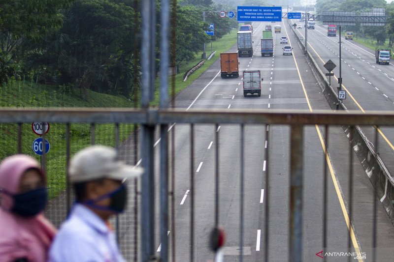 Sejumlah kendaraan melaju di jalan Tol Cikopo - Palimanan Km 72, Purwakarta, Jawa Barat, Rabu (29/4/2020). Kementerian Pekerjaan Umum dan Perumahan Rakyat (PUPR) mencatat terjadi penurunan arus lalu lintas atau trafik di tiga wilayah jalan tol yakni DKI Jakarta, Jawa Barat (Jabar) dan Banten berkisar 42 persen sampai dengan 60 persen sebagai dampak dari penerapan Pembatasan Sosial Berskala Besar atau PSBB. ANTARA FOTO/M Ibnu Chazar/foc. (ANTARA FOTO/Muhamad Ibnu Chazar)