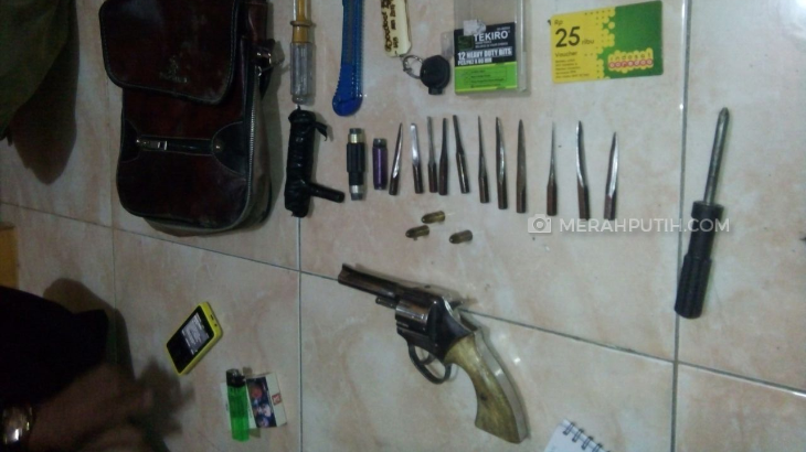 Senpi dan Kunci T Ditemukan dalam Tas Jatuh dari Sepeda Motor
