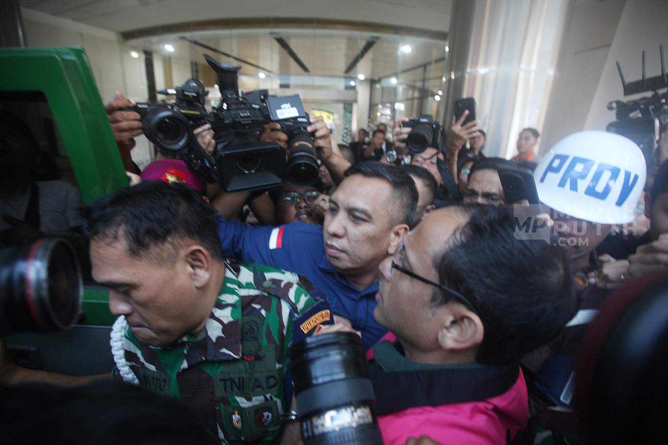 Tersangka Korupsi Pengadaan Laptop Chromebook  dan Mantan Mendikbudristek Nadiem Makarim memakai rompi pink saat memasuki mobil tahanan di Gedung Bundar, Kejaksaan Agung, Jakarta, Kamis (4/8/2025).