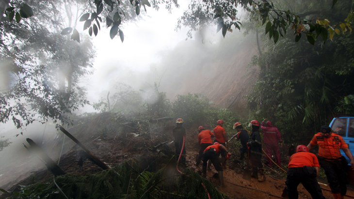Dinding Penahan Tanah Longsor, Satu Rumah Rusak Parah