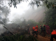 Dinding Penahan Tanah Longsor, Satu Rumah Rusak Parah