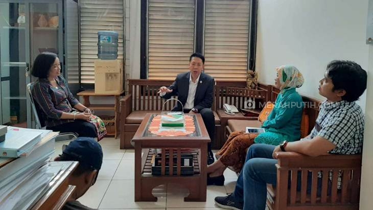 Bakal calon independen di Pilwalkot Solo, Jawa Tengah, Henry Indraguna melakukan konsultasi di kantor KPU Solo, Senin (2/12) (MP/Ismail)