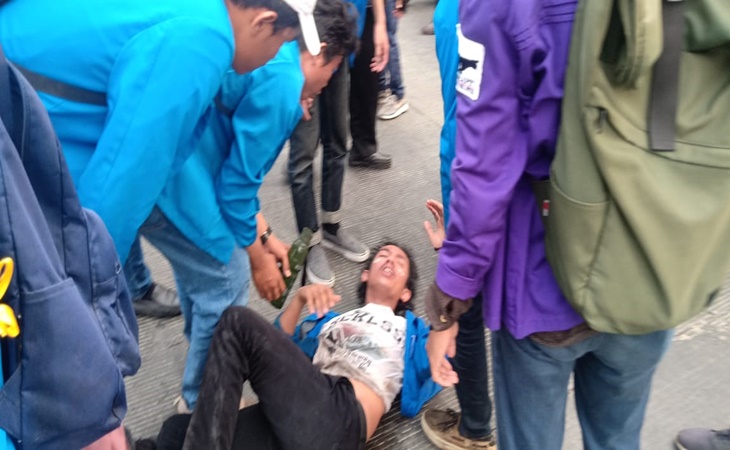 Seorang mahasiswa tumbang akibat terkena semburan gas air mata dari polisi