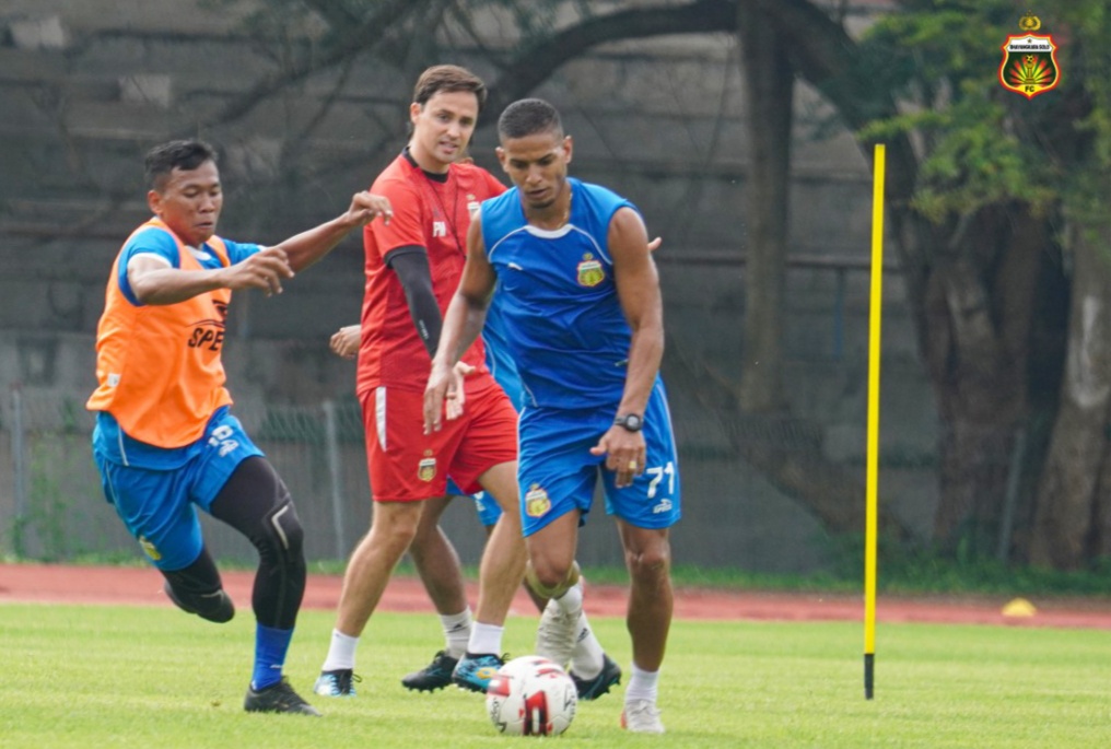Pemain Bhayangkara Solo FC berlatih di Stadion UNS Surakarta, Jawa Tengah. (MP/Ismail)