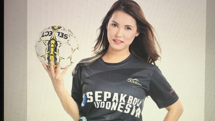 Pegang Bendera Merah Putih, Miyabi Bikin Geger Jagat Dunia Maya 