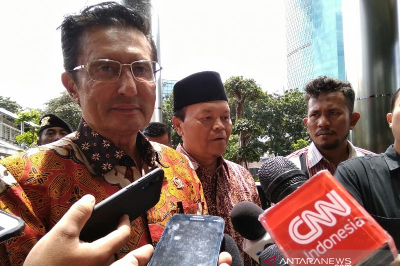 Dua pimpinan MPR, Fadel Muhammad dan Hidayat Nur Wahid, saat tiba di Gedung KPK, Jakarta, Senin (9/3/2020). ANTARA/Benardy Ferdiansyah