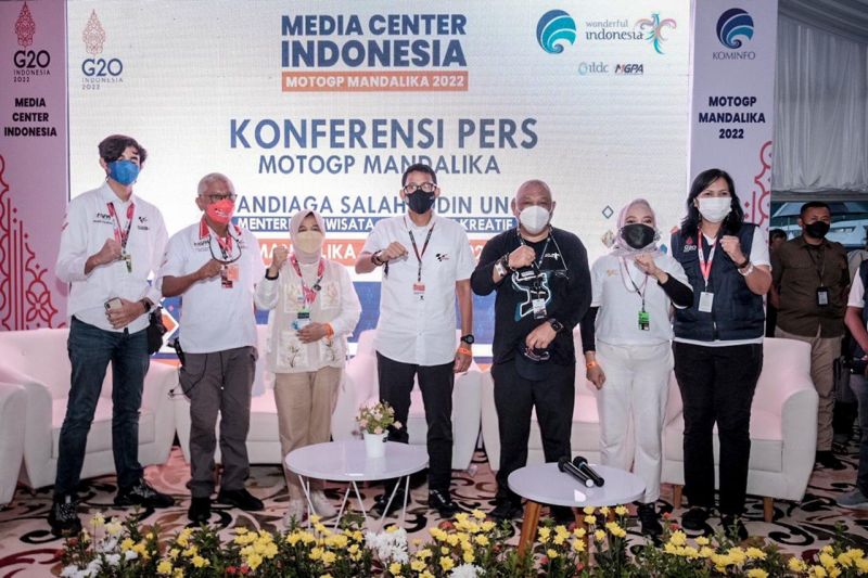 Menteri Pariwisata dan Ekonomi Kreatif (Menparekraf) Sandiaga Uno saat melaksanakan konferensi pers di Pertamina Mandalika International Street Circuit, Lombok Tengah, Nusa Tenggara Barat, Minggu (20/3/2022). ANTARA/HO-Kemenparekraf