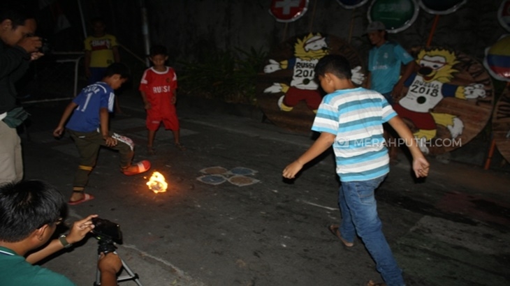 Demam Piala Dunia, Warga Solo Gelar Sepak Bola Api dan Nobar di Terminal Tirtonadi