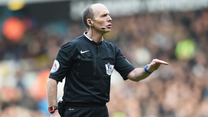 Mike Dean, Wasit yang Ringan Tangan Berikan Kartu Merah