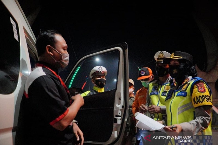 Petugas kepolisian memeriksa kendaraan pemudik yang melintas di Kota Banjar, Jawa Barat. (ANTARA/HO-Humas Polda Jawa Barat)