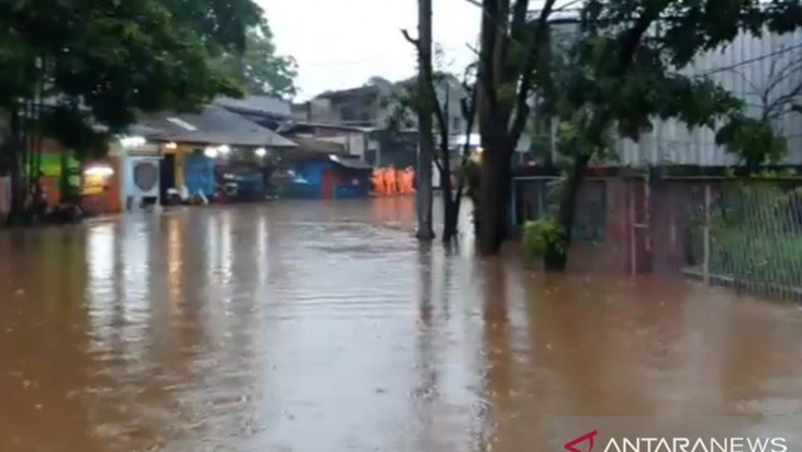 Genangan air setinggi 60 sentimeter menutup sebagian Jalan Raya Jambore akibat hujan lebat, Senin (26/10/2020). (ANTARA/Andi Firdaus)