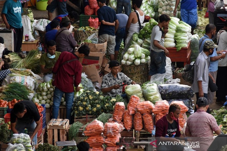 Suasana aktivitas jual beli di Pasar Induk Kramat Jati, Jakarta, Minggu (14/6/2020). ANTARA FOTO/Indrianto Eko Suwarso/aww.