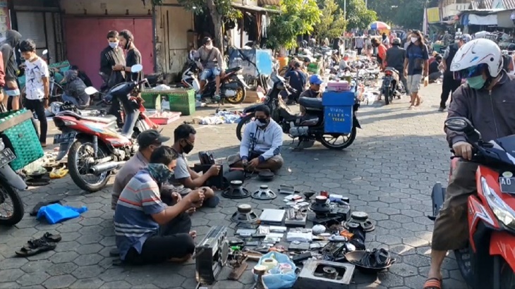Suasana para pedagang di Pasar Klitikan Solo
