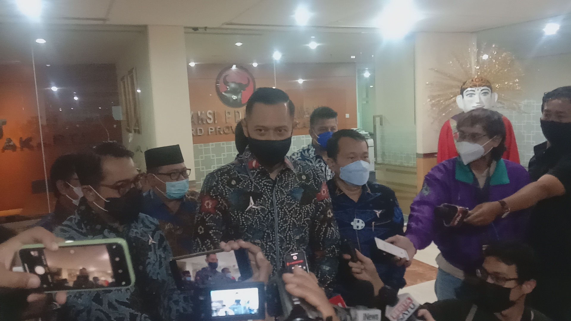 Ketua Umum Partai Demokrat, Agus Harimurti Yudhoyono (AHY) menyambangi ruang Fraksi DPRD DKI Jakarta, pada Kamis (6/5) siang.