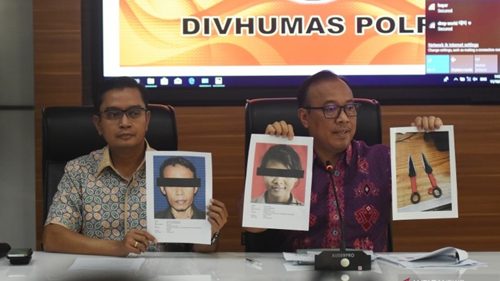 Brigjen Pol Dedi Prasetyo (kanan) menunjukkan foto tersangka pelaku dan barang bukti penikaman Wiranto saat konferensi pers di Mabes Polri, Jumat (11/10). ANTARA FOTO/Indrianto Eko Suwarso/wsj.