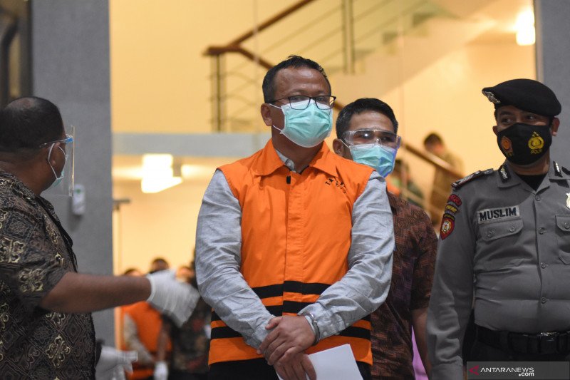 Mantan Menteri Kelautan dan Perikanan Edhy Prabowo (tengah) mengenakan baju tahanan seusai diperiksa di Gedung KPK, Jakarta, Rabu (25/11). ANTARA/Indrianto Eko Suwarso/aww