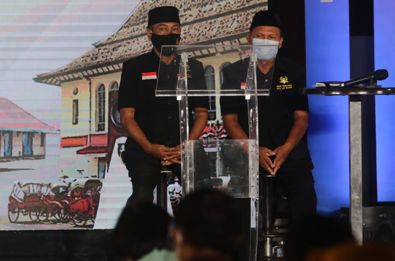 Paslon Bagyo Wahyono-FX Supardjo (Bajo) diacara debat, Jumat (6/11). (MP/Ismail)