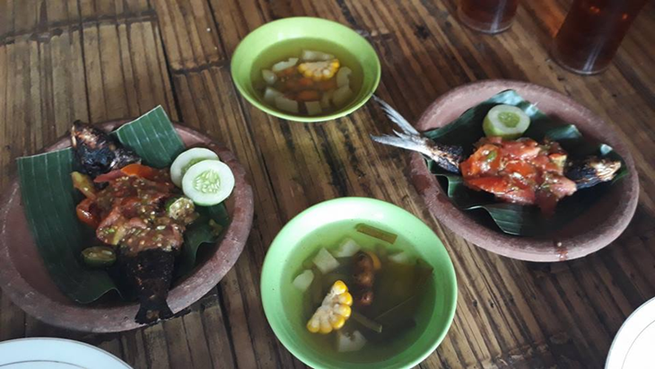 Pecak haseum dengan sayur. (Facebook/ salman.mans.37)