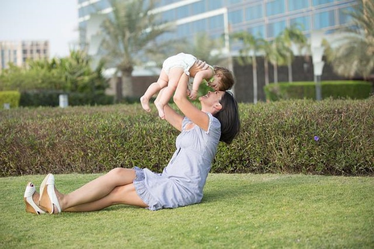 Membiasakan bayi untuk bertemu banyak orang di tempat baru. (Foto: Pixabay/neildodhia)