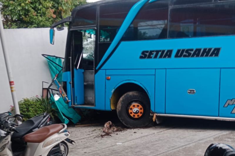 Rem Blong di Turunan SPBU Tawangmangu, Bus Tabrak Penjual Es Teh Hingga Tewas