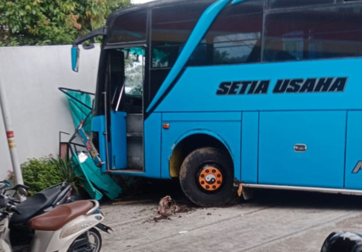 Rem Blong di Turunan SPBU Tawangmangu, Bus Tabrak Penjual Es Teh Hingga Tewas
