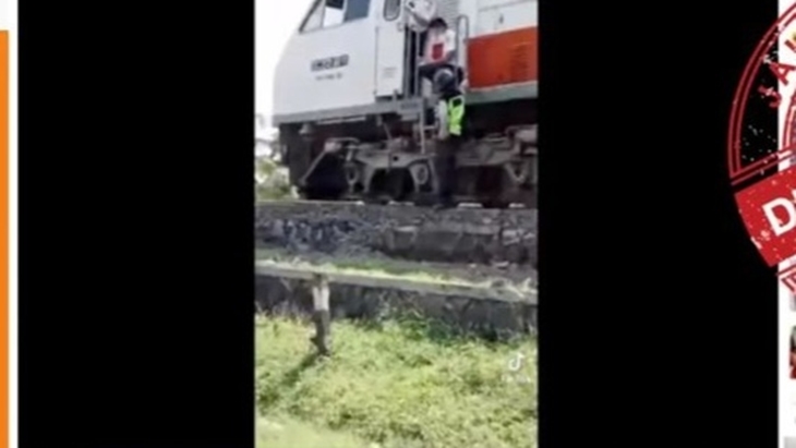 [HOAKS atau FAKTA]: Seorang Polisi Menilang Kereta Api