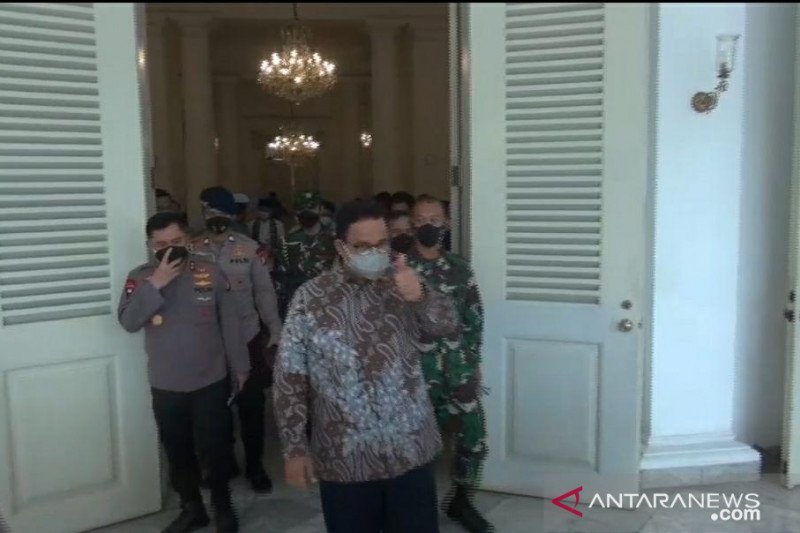 Gubernur DKI Jakarta Anies Baswedan, Kapolda Metro Jaya Irjen Pol. Fadil Imran, dan Pangdam Jaya Mayjen TNI Mulyo Aji, selesai melakukan rapat di Balai Kota DKI Jakarta, Jumat (18/6/2021). ANTARA/Dokumentasi Pribadi.