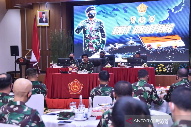 Panglima TNI yang lama Marsekal TNI Hadi Tjahjanto saat mengadakan acara exit briefing dengan para Perwira Tinggi TNI baik secara tatap muka maupun virtual, di Aula Mako Akademi TNI, Mabes TNI, Cilangkap, Jakarta Timur, Rabu (17/11/2021). (ANTARA/HO-Puspen TNI)