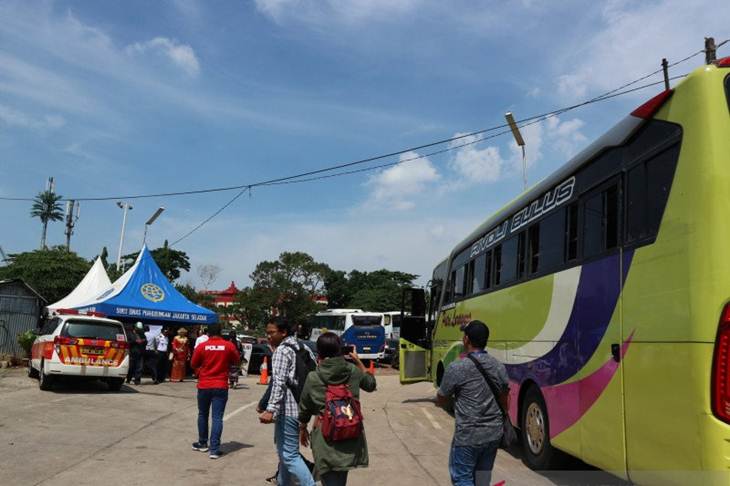 Sejumlah calon penumpang melintas di Terminal Lintas Lebak Bulus, Jakarta Selatan, sebelum libur Natal dan Tahun Baru, Minggu (22/12/2019) (ANTARA/Laily Rahmawaty)