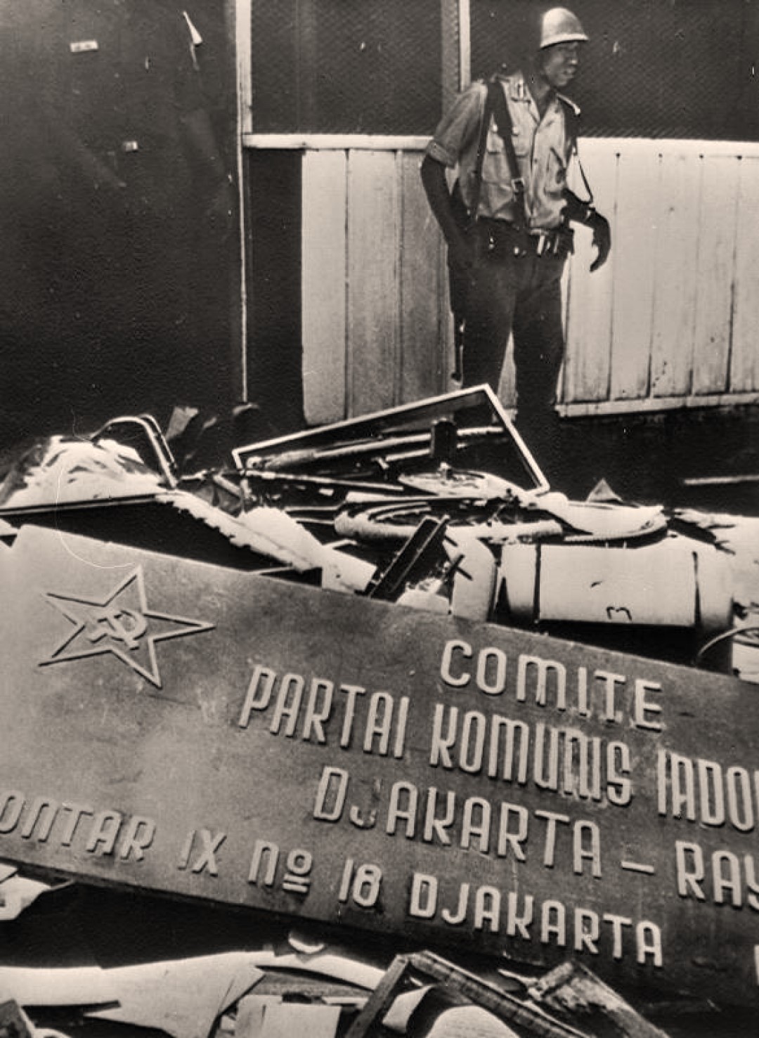 Papan Nama PKI dihancurkan pada 1965