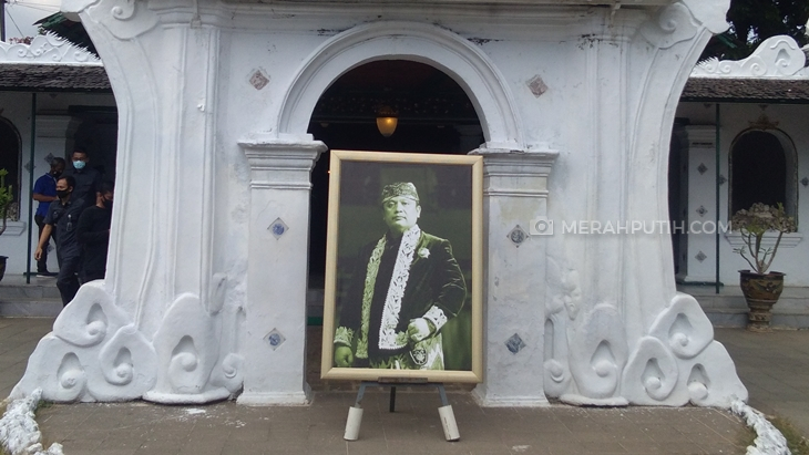 Foto Sultan Sepuh ke-XIV di depan Bangsal Dalem Arum. (Foto: MP/Mauritz)
