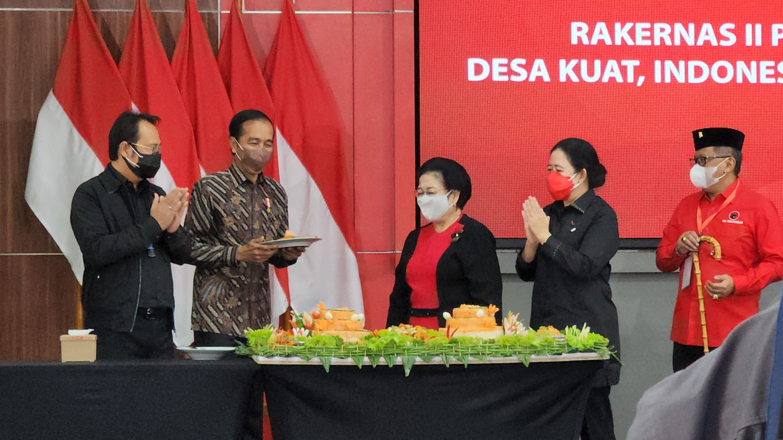 Kejutan HUT Jokowi di Rakernas PDIP, Tumpeng Pertama Pancing Tawa Megawati