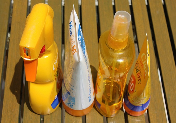 Sunscreen penting untuk melindungi dari paparan sinar matahari. (Foto: Pixabay/chezbeate)