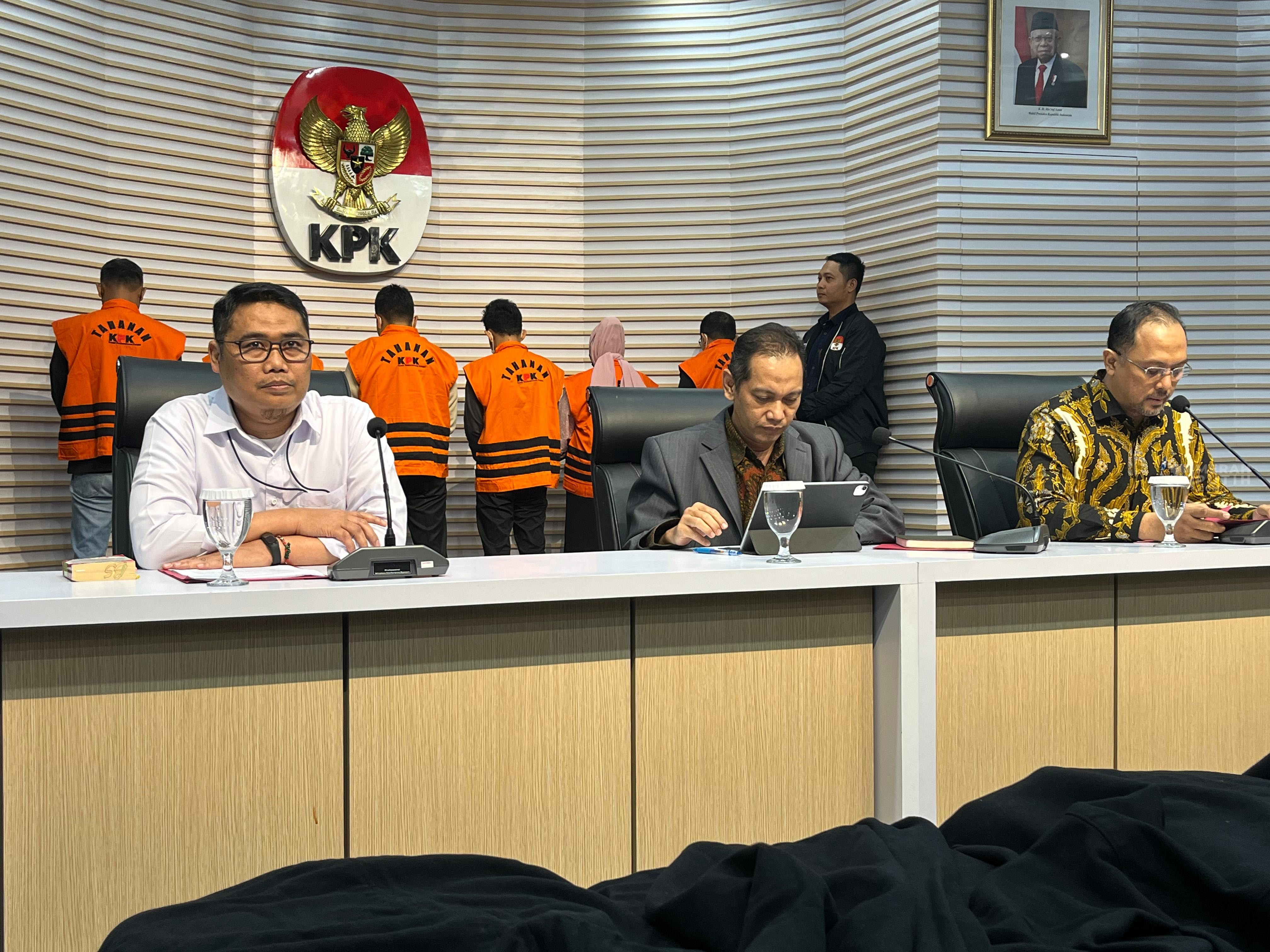 Gubernur Kalsel Jadi Tersangka, Kok Enggak Ditahan KPK?