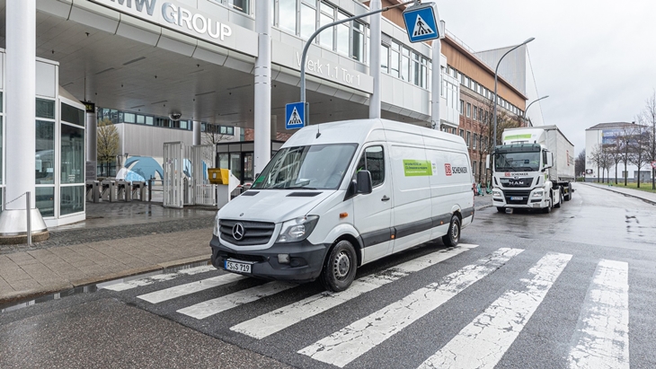 BMW Group Kirim Suku Cadang dengan Truk Berbahan Bakar Minyak Goreng