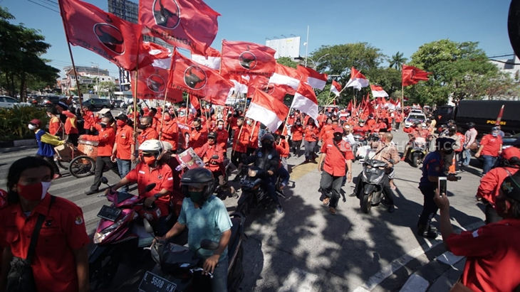 Massa pendukung Ery-Armuji larut dalam euforia saat mengantar dua paslon menuju kantor KPU Surabaya. (Andika Eldon/Jawa Timur)