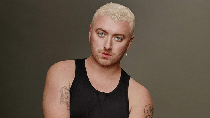 Pakai Korset, Sam Smith Dikecam