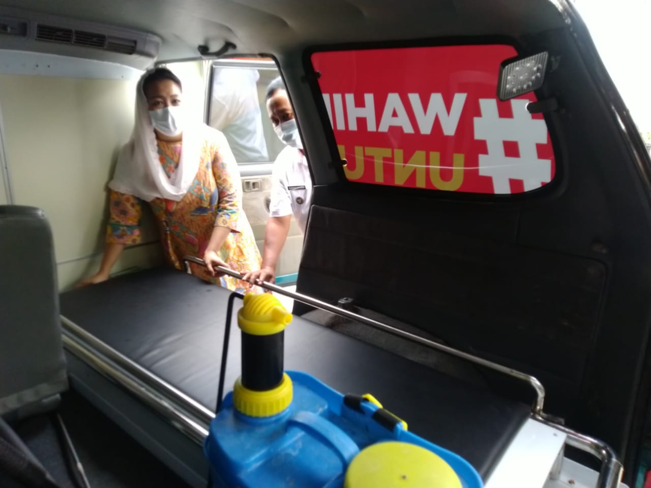 Direktur Wahid Foundation Yenny Wahid menyerahkan bantuan satu unit mobil ambulan dan APD pada Pokja Desa Damai Nglinggi, Jetis, Klaten, Jateng, Rabu (25/8). (MP/Ismail)