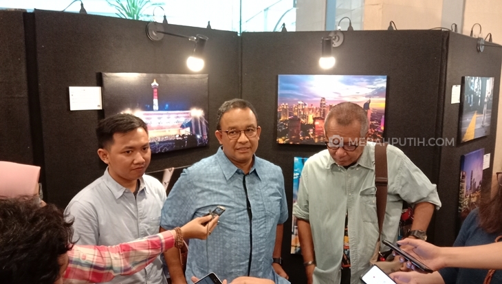 Anies Baswedan saat acara pameran foto yang bertajuk "Ruang Ketiga Jakarta" di Gedung Blok G Balai Kota, Jakarta Pusat, Sabtu (19/10). (Foto: MP/Asropih)     